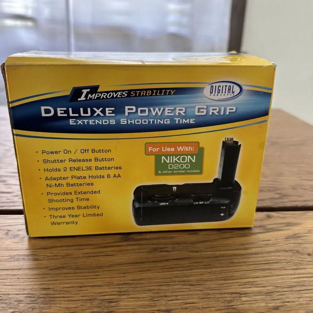 Deluxe Power Grip For Nikon D200 New